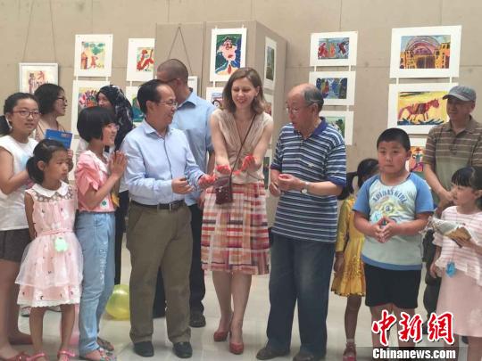俄罗斯职工历时三年关注西北地区儿童教育（图）